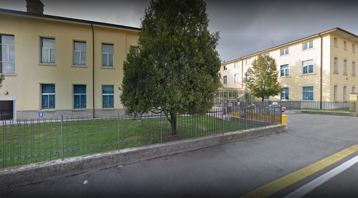 Foto della sede della scuola primaria Caroli